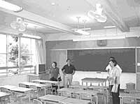 ４日、日本共産党議員団は、最近、学校に設置された扇風機の実態調査を行いました。